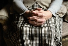Zápach kouře a volání o pomoc. V Kyjově upadla seniorka, na nohy jí pomáhali strážníci